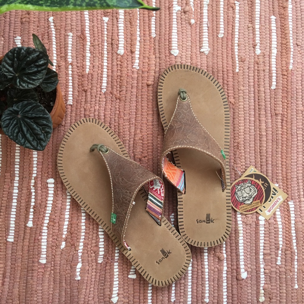 NWT: Sanuk “Mosey Up” sandals — Size 7 (Brown/Tan)